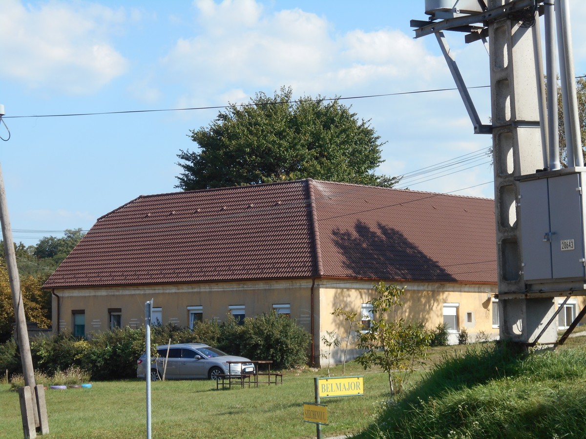 Szolgálati lakás tetőcsere